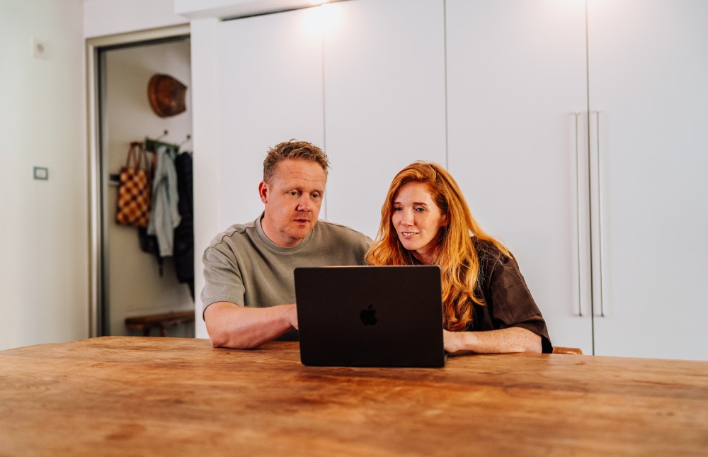 Parents looking for and buying a climbing frame online